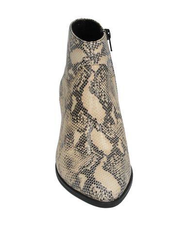 VAGABOND SHOEMAKERS photo
