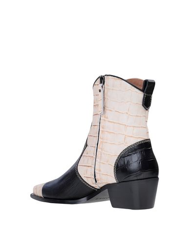 Alohas Ankle Boot In Black