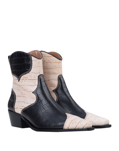Alohas Ankle Boot In Black