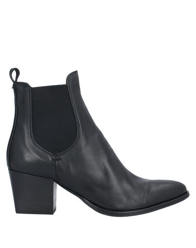 Triver Flight Ankle Boots In Black