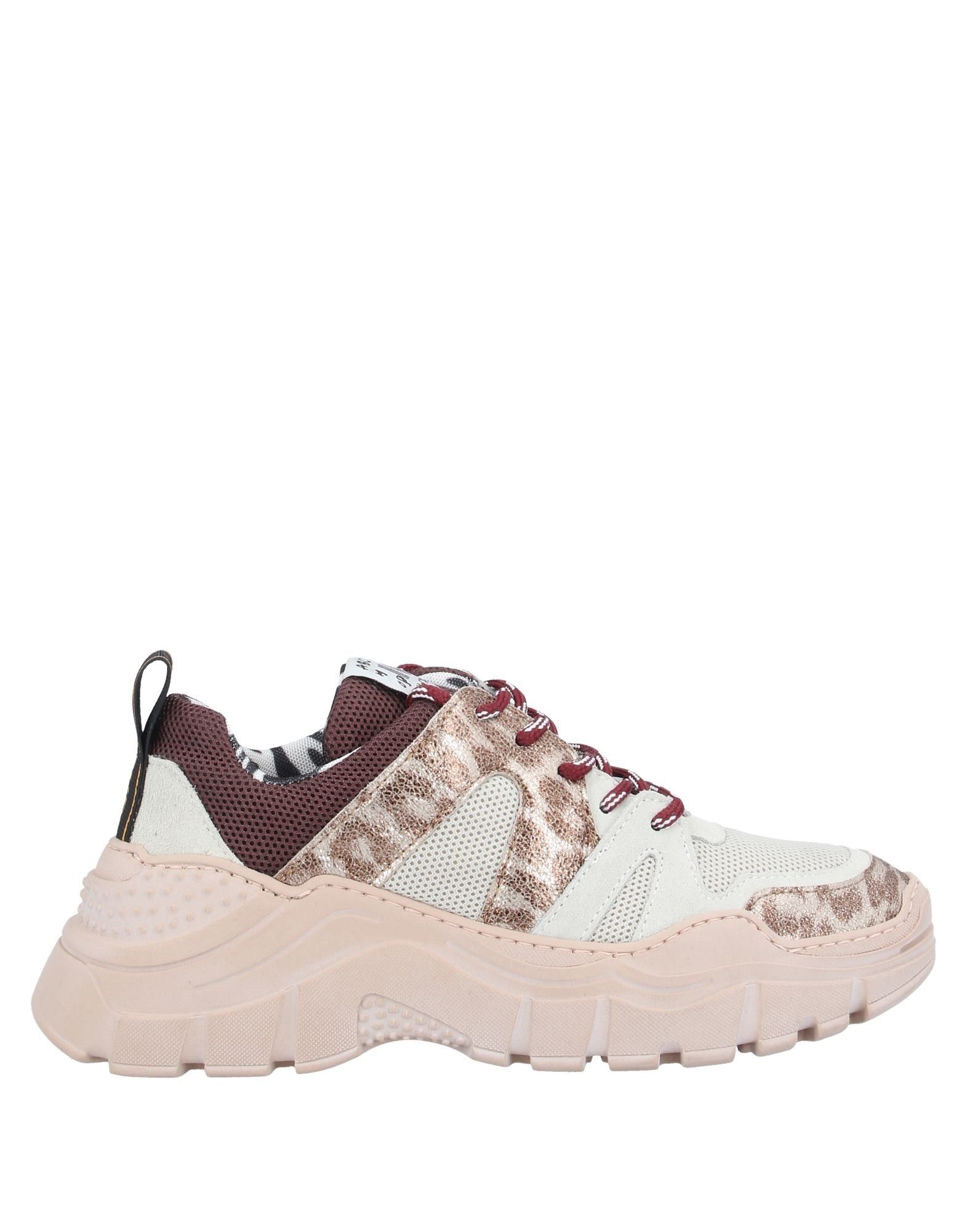 Кеды gsd. Kiss gogo кроссовки. Go sneakers. Сникерс стор калининград. Go sneakers.