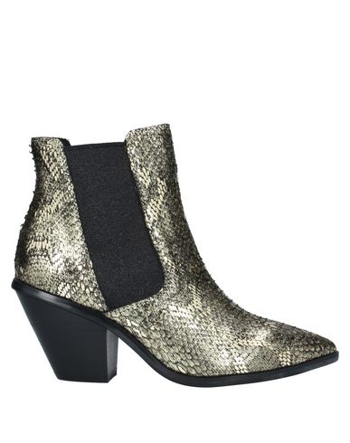 Emanuélle Vee Ankle Boots In Gold