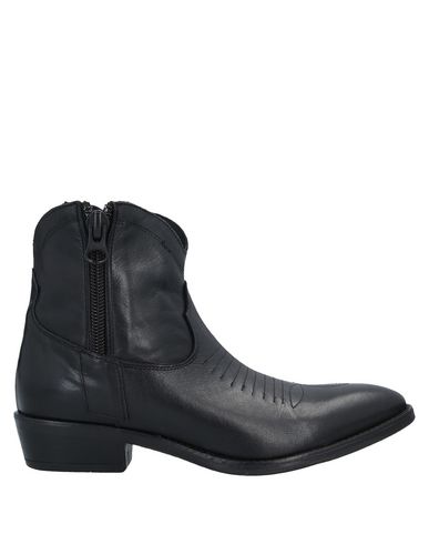 A&m Collection Ankle Boots In Black