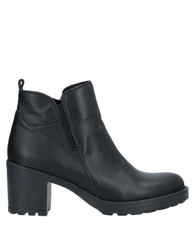 Vincent Vega Ankle Boots In Black