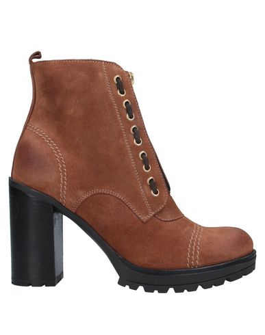 Loretta Pettinari Ankle Boots In Brown