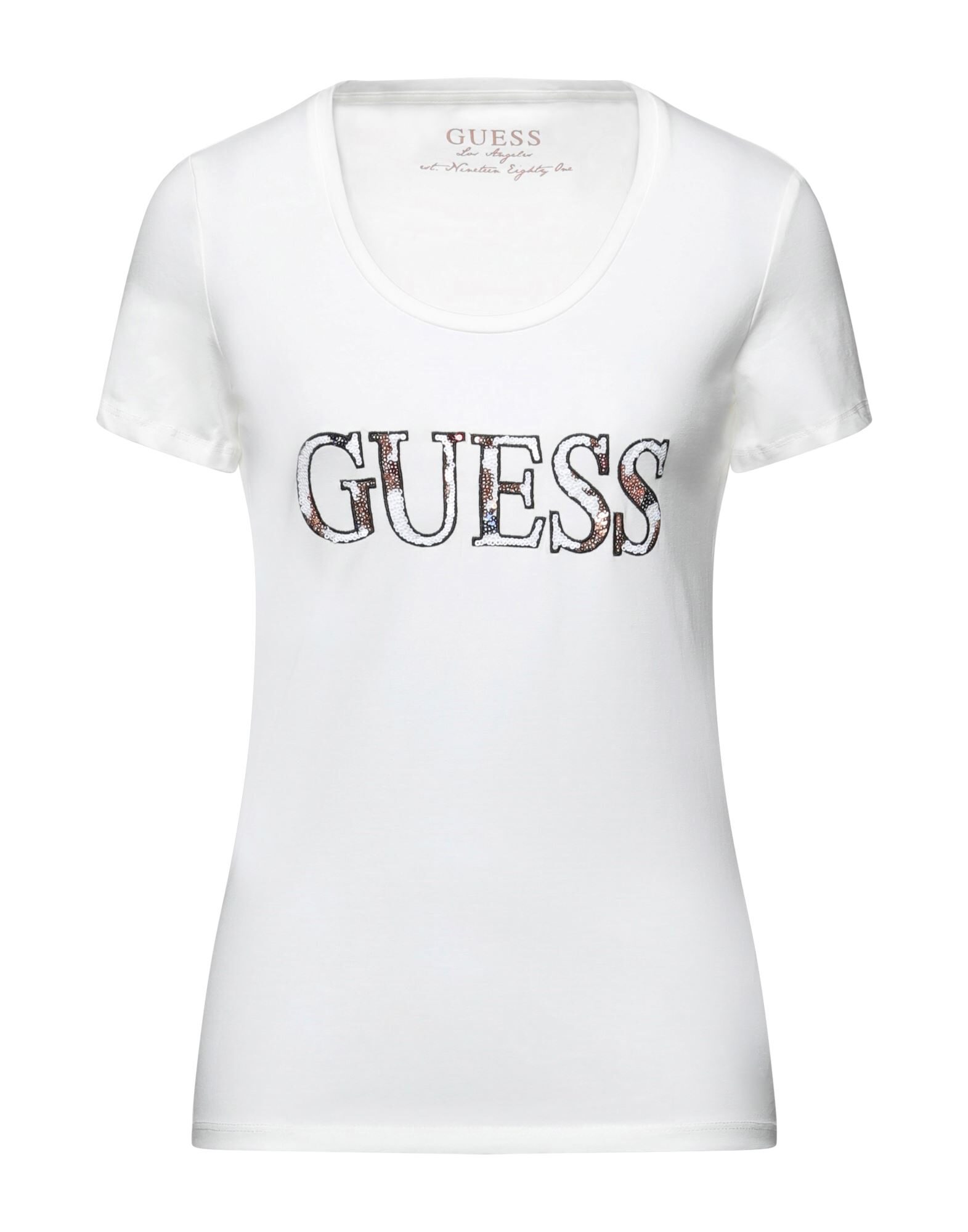 I dont care. Guess красная футболка. Логотип guess на одежде. Джинсы с логотипом гесс. Логотип guess на одежде.