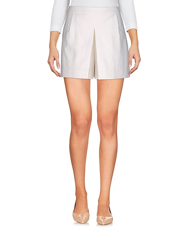 BOUTIQUE MOSCHINO Shorts & Bermuda Bianco 98% Cotone, 2% Altre Fibre