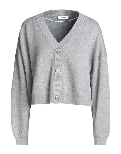EDITED Strickjacke Bailee Cardigan (GRS)
 Grau 50% Recyceltes Polyester, 34% Organische Baumwolle, 9% Wolle, 7% Polyamid
