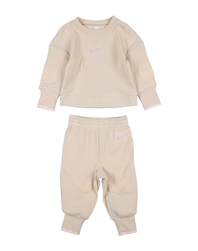 NIKE Baby co-ord NIKE READYSET 2 PC SET
95% Organic cotton, 5% Elastane