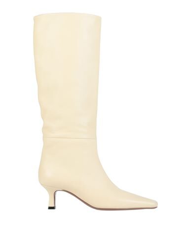 neous white boots