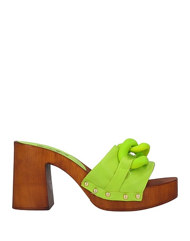 DIVINE FOLLIE Mule e zoccoli Verde chiaro Pelle