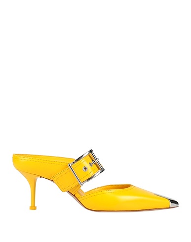 MCQUEEN Mule e zoccoli Giallo Pelle