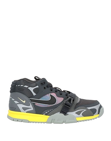 NIKE Sneakers Lead Other Fibres