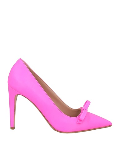 RED(V) Pump Fuchsia Textile fibers