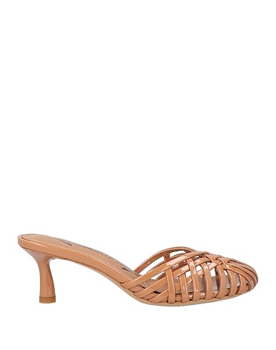 EMANUÉLLE VEE Mules and clogs Camel Leather